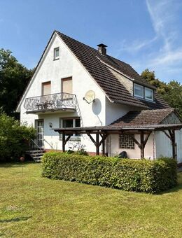 Großzügiges Einfamilienhaus mit großem Garten und Doppelcarport in Marsberg - Marsberg