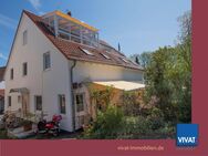 Junge DHH mit ganz besonderem Freisitz und grünem Weitblick! Große Terrasse, Mikro-Garten. - Neu Anspach