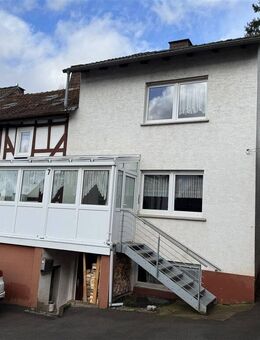 Bottendorf! Wohnhaus mit Garage und Holzschuppen in guter Lage! - Burgwald