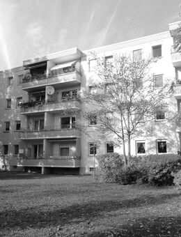 Sonnige Renovierungswohnung mit Südbalkon und viel Gestaltungspotenzial! - Berlin