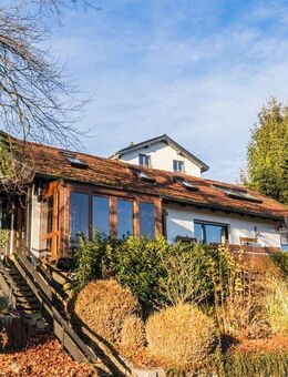 EFH ZZGL. NUTZFL. IM SPITZBODEN, MIT KACHELOFEN, KAMIN, PELLETOFEN UND WUNDERSCHÖNEM GARTENBLOCKHAUS - Bad Wünnenberg