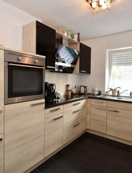 Oberwohnung mit separaten Gartenanteil, Balkon, Einbauküche und Ausbaureserve! - Papenburg
