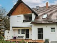 Gut aufgeteilte, ren.-bedürftige Doppelhaushälfte mit Vergrößerungsmöglichkeit in Neenstetten - Neenstetten
