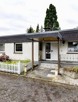 Großzügiger Bungalow mit wohnlich ausgebautem Keller, Kamin und Garage in attraktiver Lage von Soest - Soest