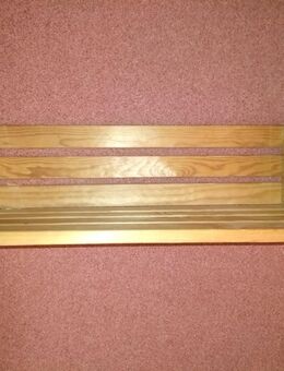 Hängeregal bzw. Garderobe aus hellem Vollholz - Hannover