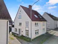 Zentral wohnen in Laupheim! Charmante Doppelhaushälfte mit Dachterrasse und viel Potenzial - Laupheim