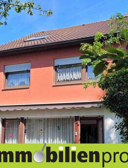 1374 - Charmante Doppelhaushälfte mit Garten und Garage in Hof - Hof