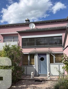 Stilvolles Einfamilienhaus mit Doppelgarage in Postbauer-Heng - Postbauer-Heng (Markt)