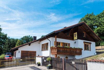 zeitlose Landhausvilla mit zwei Garagen, Schwimmteich/Pool und großem Garten