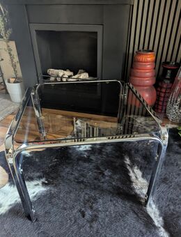 Stilvoller Couchtisch mit verchromtem Stahlgestell und rauchfarbener Glasplatte - Ginsheim-Gustavsburg