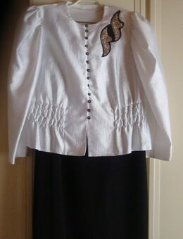 Elegante Damenbluse weiß mit Strass und schwarzen Emblem und Perlen - Bad Oeynhausen