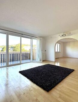 Flotte, 129 m² gr. 4-5-Zi.-Dachgeschosswohnung mit 3 Balkonen, Garage + Extrabereich in Baden-Baden - Baden-Baden