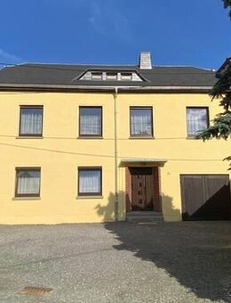 Charmantes Einfamilienhaus im Grünen mit gepflegtem Grundstück und zwei Garagen - Amtsberg