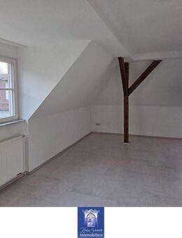 Wohlfühlwohnung unterm Dach! Wohnküche ... Tageslichtbad mit Wanne und Dusche! - Riesa