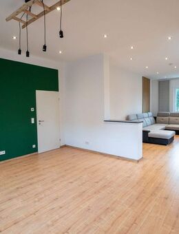 Kernsanierte Altbauwohnung mit 360 m² Garten & Terrasse im Zweiparteienhaus - Velbert