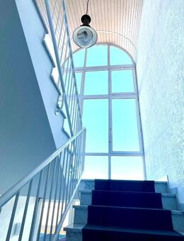 Dachgeschoss-Maisonette mit Loggia und Sonnenbalkon, zwei Bädern und Abstellraum im Gartenhaus - Frankfurt (Main)