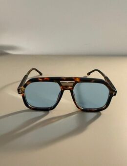 Azure Frame II – Sonnenbrille mit blauen Gläsern & geflecktem Design - Langenberg