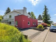 Haus in Top Lage mit Büroflächen, Garten und großer Garagen direkt in Bretten - Bretten