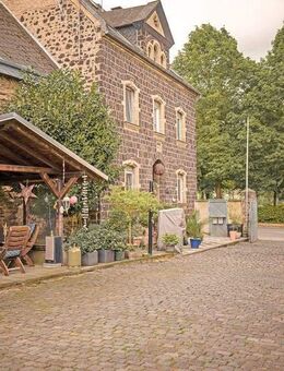 Historisches Baueranwesen mit neuer PV-Anlage und herrlicher Gartenlandschaft - Naunheim