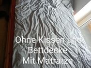 Stabiles Bett mit Matratze - Werlte