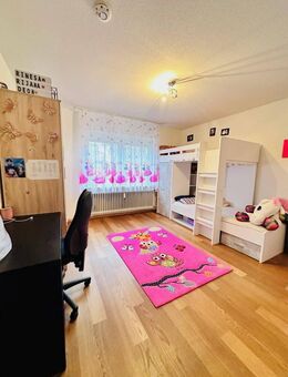 Charmante 3 Zi. Wohnung mit Einbauküche, Balkon, Aufzug inkl. Tiefgarage - Freiburg (Breisgau)