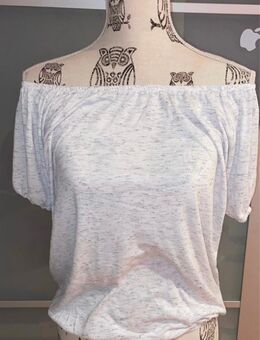 Luftiges Off-Shoulder Shirt in Hellgrau – feminin & vielseitig - Kassel