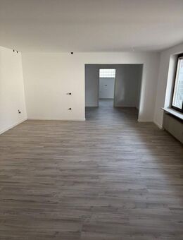 Helle 2-Zimmer-Wohnung, 75 m², kernsaniert, mit Terrasse und Garage - Kuhardt