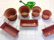 4 Kunststoff Blumentöpfe + Gießkanne + 3 Balkonkästen - Schlüsselfeld
