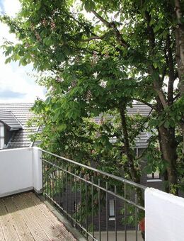 MANNELLA *Lichtdurchflutete DG-Wohnung mit Balkon - modern, mediterran, ruhig, zentral & bezugsfrei.* - Rösrath