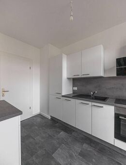 Stötteritz: Tageslichtbad mit Wanne I geräumige Küche mit Einbauküche I Balkon - Leipzig