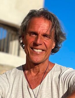 Attraktiver und liebevoller Sympath (ca. 35-65) für monogame Beziehung (Rhein-Main-Lahn-Fulda) gesucht. - Frankfurt (Main)