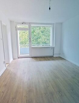 Renovierte 3-Zimmer-Wohnung mit BALKON, EBK und TAGESLICHTBAD - Rendsburg