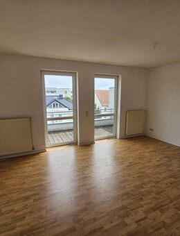 Gemütliche 1,5 Zimmer Dachgeschoss Wohnung in Toplage mit Balkon, Stellplatz möglich - Schönebeck (Elbe)