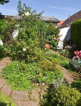 Sarstedt: 3 Parteienhaus mit 2 Wohneinheiten in schmuckem Fachwerkhaus - Sarstedt