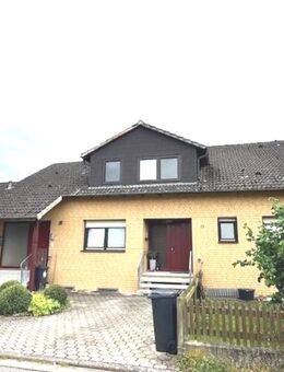 Mehrfamilienhaus mit 3 Wohnungen, zentrale Lage, Balkon, 1 Garage, Stellplätze *PV-Anlage*; - Seßlach