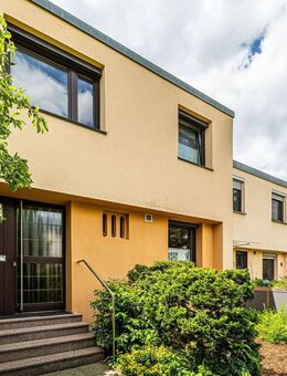 HEGERICH: Platz für Familie, Ideen und Zukunft - charmantes Reihenhaus mit Garten und Erbpacht - Stein (Bayern)