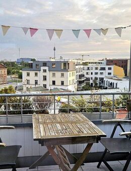 Lichtdurchflutete, moderne Dachwohnung mit Aussicht: zentral gelegen, dennoch ruhig *provisionsfrei* - Nürnberg
