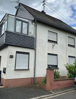 Einfamilienwohnhaus mit diversen Nebengebäuden in ruhiger Randlage der Gemeinde Anschau - Anschau