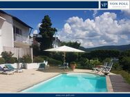 Villa mit 2 Wohneinheiten und Pool in Aussichtslage - Eningen (Achalm)