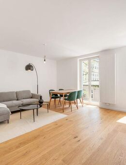 AIGNER - Kernsanierte 2-Zimmer-Wohnung mit Balkon in Uni-Nähe - München