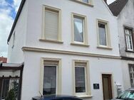Erdgeschosswohnung mit Terrasse, 2 Zimmer, 2 Badezimmer, Küche mit Einbauküche - Emden