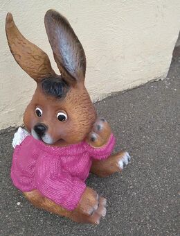 Dekofigur Hase mit Pullover sitzend Gartendeko - Hergisdorf