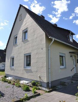 Ein- bis Zweifamilienhaus mit Doppelgarage und Carport! - Bevern (Niedersachsen)