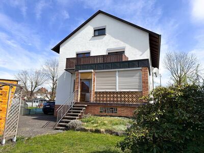 Attraktives Zweifamilienhaus mit Garten und Garagen in Wildenheid!