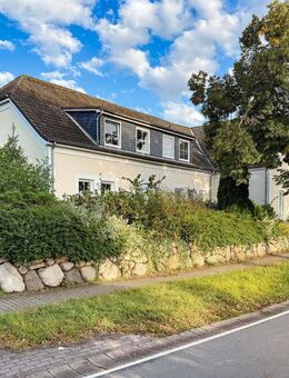 Vor den Toren von Eckernförde: Geräumige Dachgeschosswohnung mit großzügigem Balkon im historischen Lindenhof in Fleckeby - Fleckeby