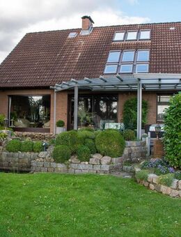 LICHTDURCHFLUTET MIT PARKÄHNLICHEM GARTEN - Ottenbüttel
