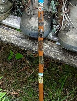 Ungewöhnlicher, schöner Vintage Wanderstock, rustikal und klassisch, mit 7 befestigten Stocknägeln - Niederfischbach