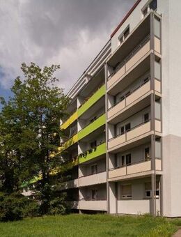 Willkommen Zuhause! Geräumige 4-Zimmer-Wohnung mit großem Südbalkon! - Halle (Saale)