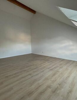 Einziehen und wohl fühlen: sehr schöne Dachgeschoss-Wohnung mit TG-Stellplatz in Bernau bei Berlin - Bernau (Berlin)
