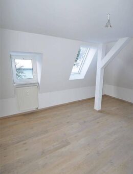 Neuwertige 3-Zimmer-DG-Wohnung mit Garage in Cortendorf - Coburg
